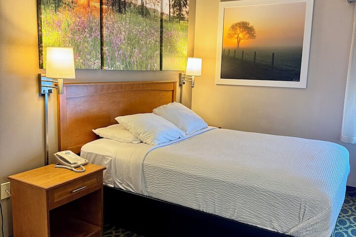 Days Inn & Suites by Wyndham Madison