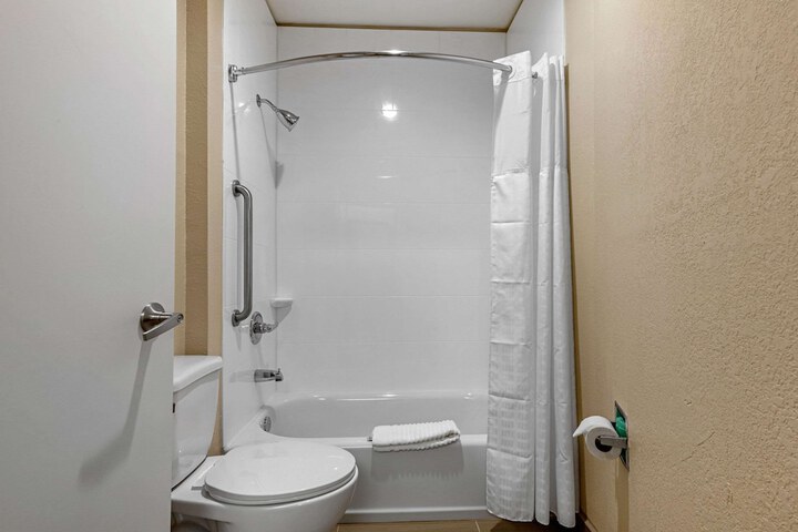 Room 32 of 41
