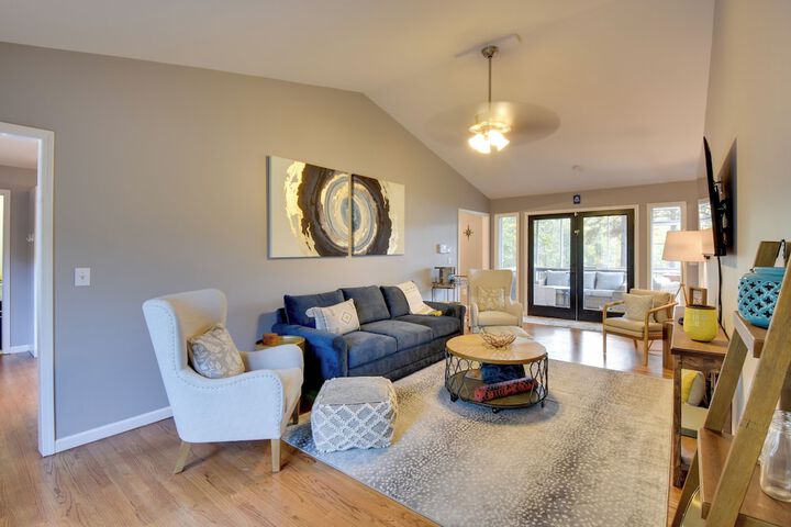 Lakefront Westminster Retreat w / Boat Dock!