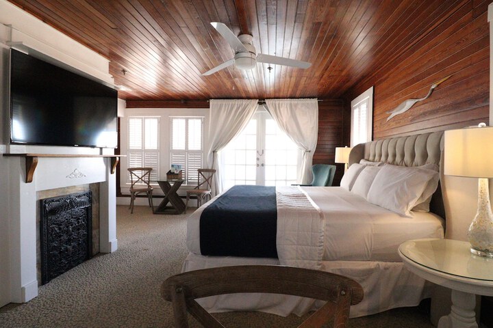 The Riverview Hotel