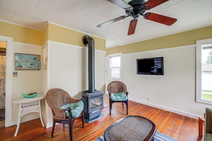 Beautiful Birch Bay Retreat w / Deck & Fire Pit!