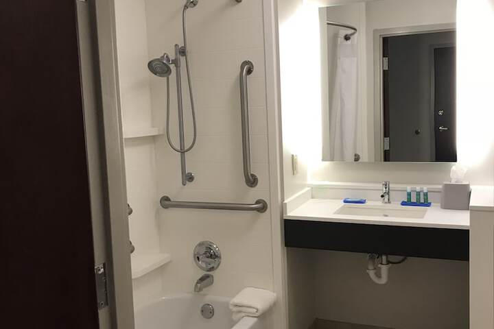 Room 10 of 33