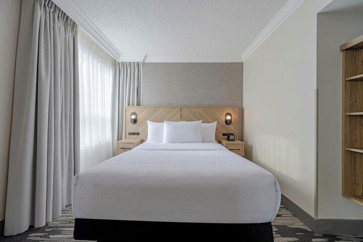 Sandman Signature Mississauga Hotel