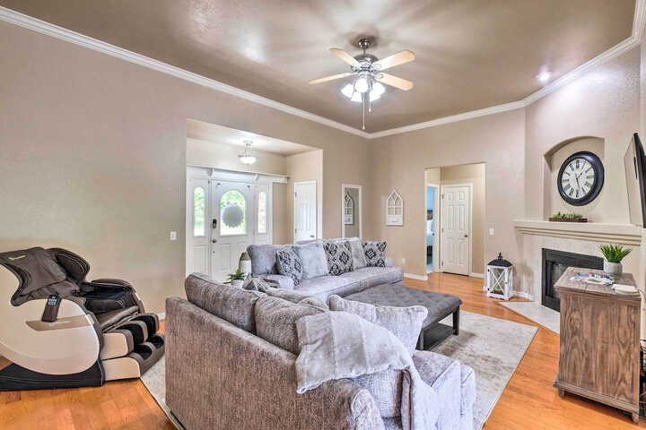 Bella Vista Home w / Yard: Half Mile to Trails!
