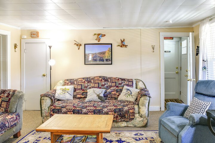 Hunter Home w / Fire Pit & Yard: on Main Street!