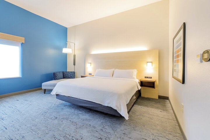 Holiday Inn Express & Suites Medford by IHG
