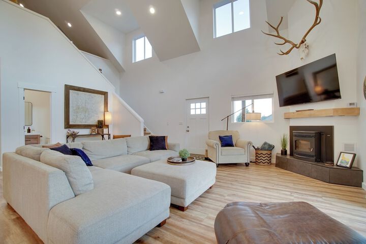 Modern Donnelly Cabin w / Private Hot Tub