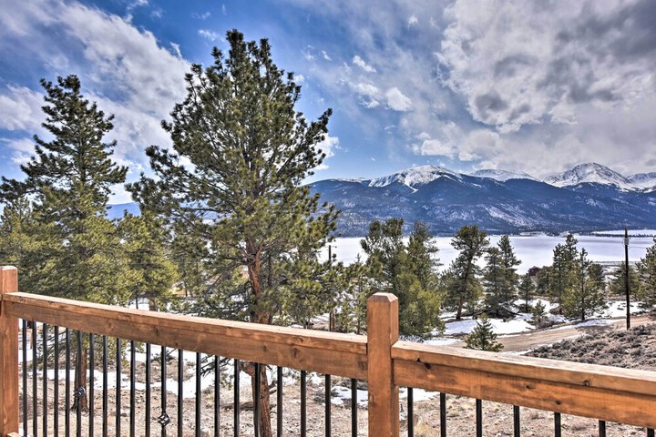Gorgeous Twin Lakes Home w / Deck Overlooking Mtns!