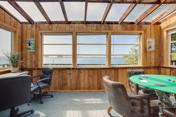 Waterfront Coos Bay Retreat w / Kayaks!