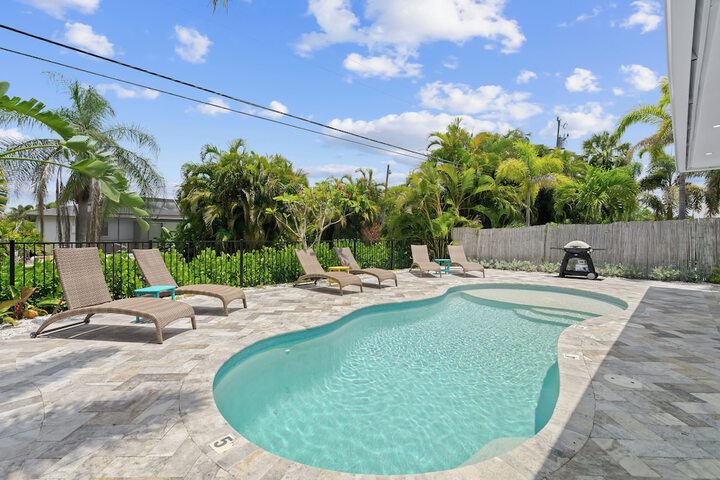 Sardinia Vacation Rental: Delightful Coastal Home near Vanderbilt Beach. Relax in a Private Pool and Spacious 4-BR Retreat with Modern Amenities. Ideal for Families. Minutes from Mercato and Local Attractions