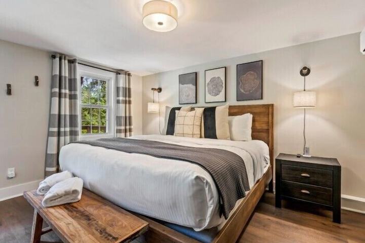 The Aurora Inn & Cottages