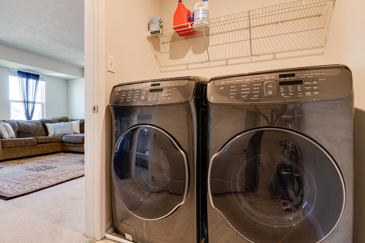 Spacious Home w / Fireplace - Near Golf!