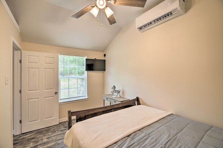 Lakefront Cabin w / Access to 2 Paddleboats!