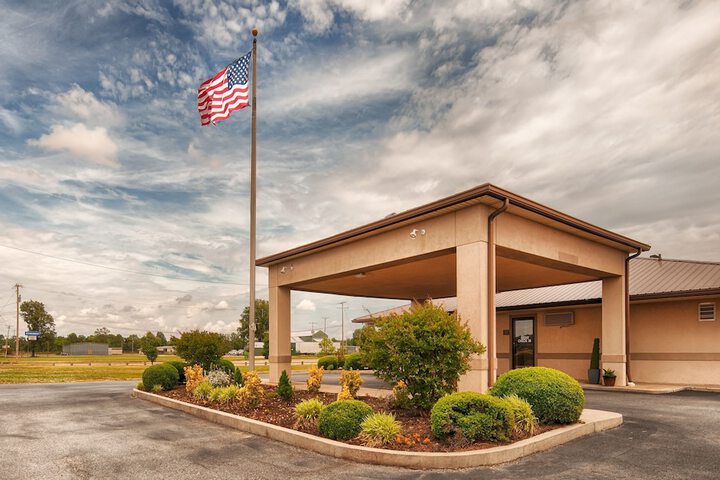 Super 8 by Wyndham McGehee
