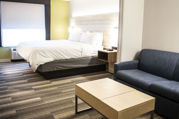 Holiday Inn Express & Suites Sedalia by IHG