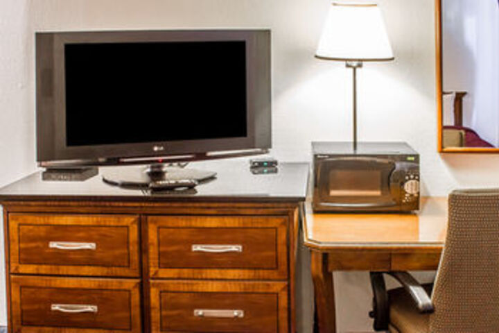 Rodeway Inn & Suites