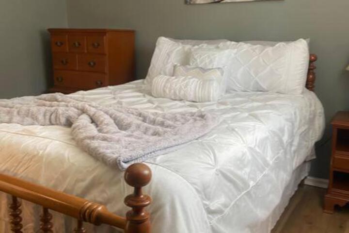102 Acre Pet Friendly Horse Farm! Bring your horse too!