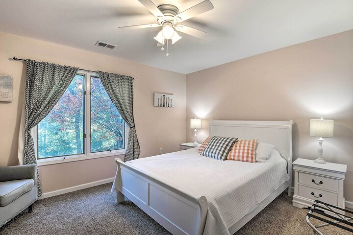 Lake Hartwell Home w / Private Dock & Hot Tub!