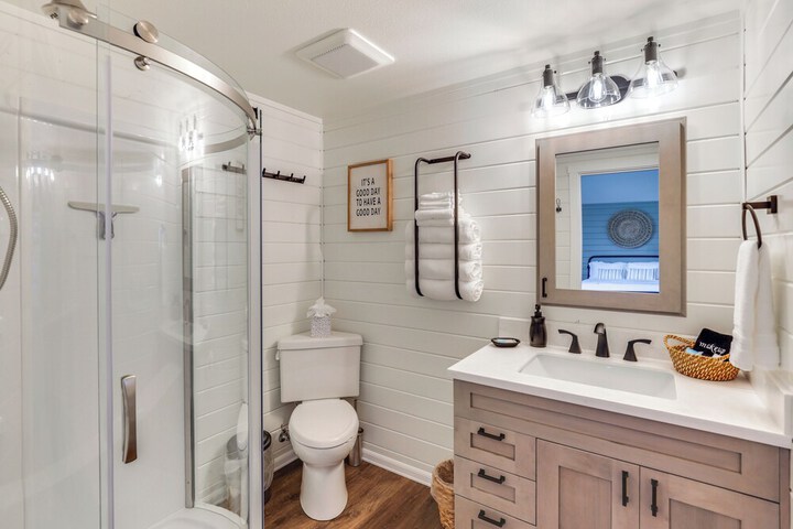 Idyllic Enumclaw Studio w / Mount Rainier Views