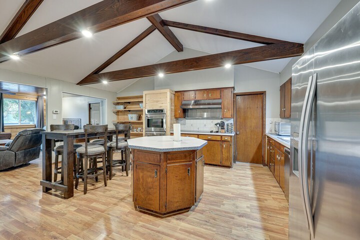 Spacious Hot Springs Lakehouse on Lake Hamilton!