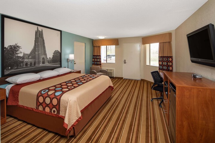 Room 4 of 16