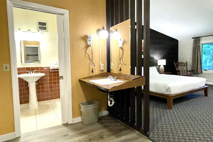 Room 12 of 27
