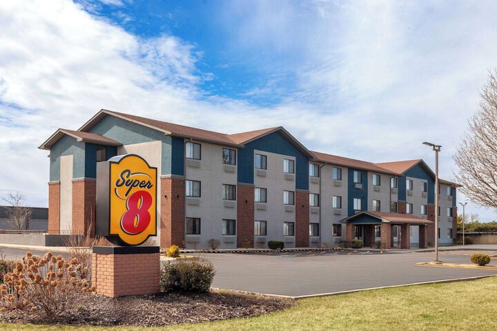 Super 8 by Wyndham Romeoville Bolingbrook