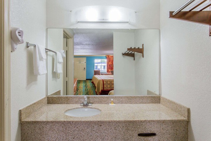 Room 6 of 16