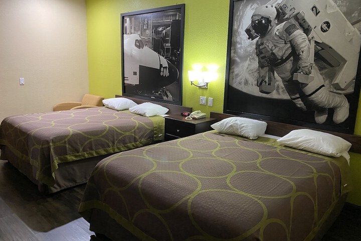 Room 12 of 36