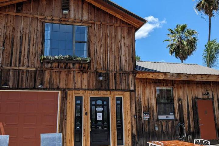 Rustic Rooms Barn Loft (Upstairs Studio Apartment) Near Kings Canyon & Sequoia National Parks