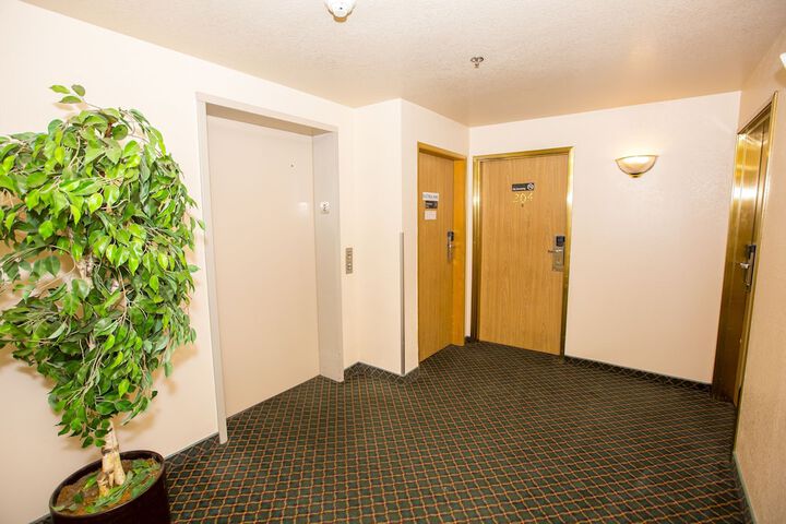 Ballroom/Hall 34 of 35