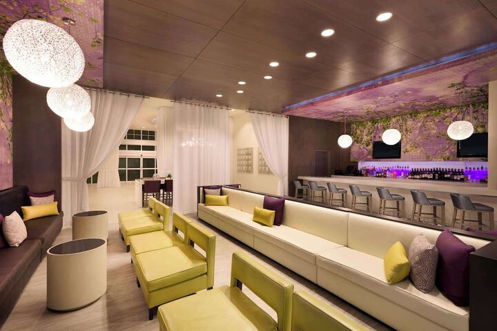 Lounge 116 of 124