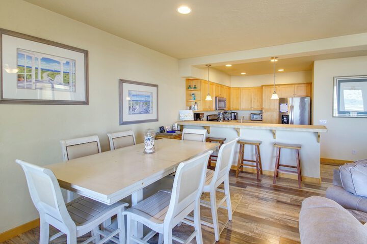 Quiet Waterfront Escape w / Hot Tub & Beach Access!