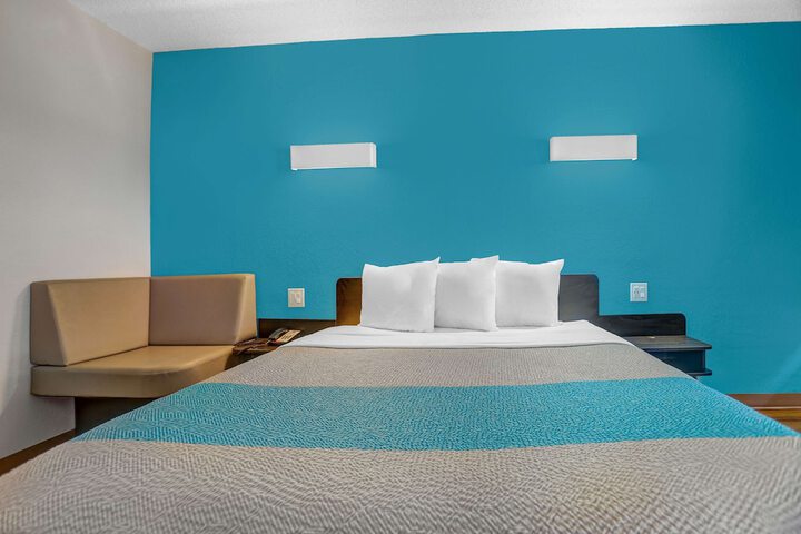 Room 17 of 39