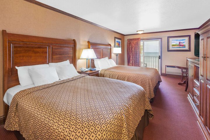 Ramada by Wyndham Mackinaw City Waterfront