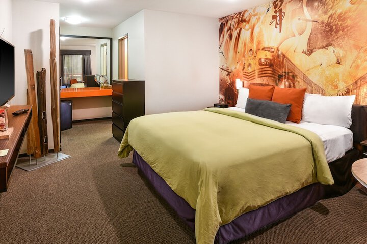 The Tangerine - a Burbank Hotel