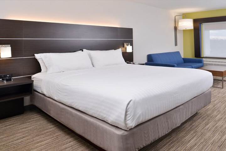 Holiday Inn Express & Suites Parkersburg East by IHG
