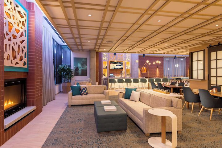 Lounge 21 of 23