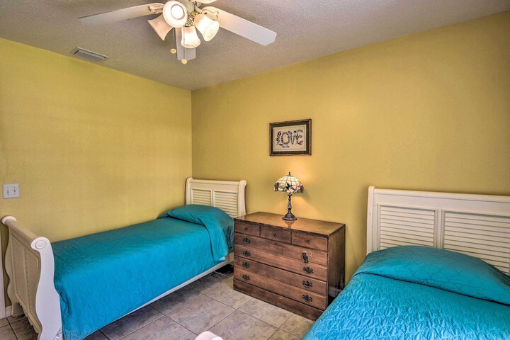 Cozy Coastal Retreat w / Grill 5 Mi to Beach
