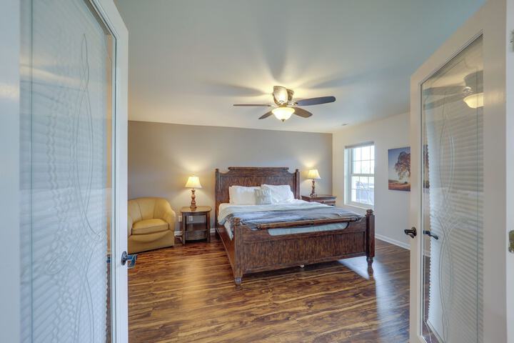 Classy Home w / Hot Tub + Mt. Jefferson Views!