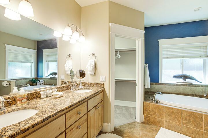 Rathdrum Home w / Hot Tub: Steps to Beach Access!
