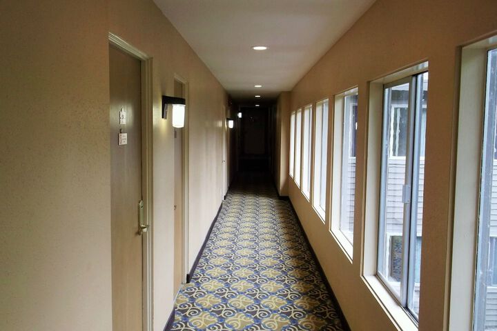 Ballroom/Hall 28 of 39