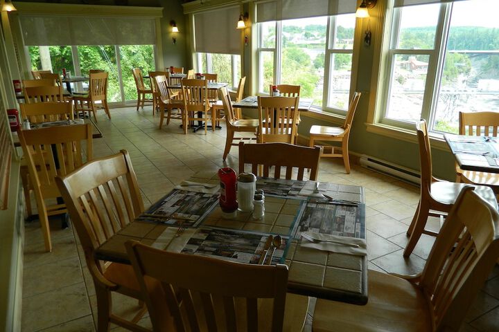 Dining 34 of 40