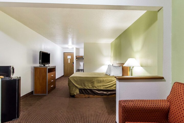 Econo Lodge Inn & Suites Pekin - Peoria Area