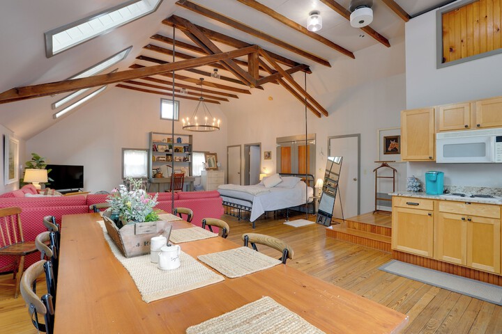 Pet-friendly Loft Vacation Rental w / Fire Pit!