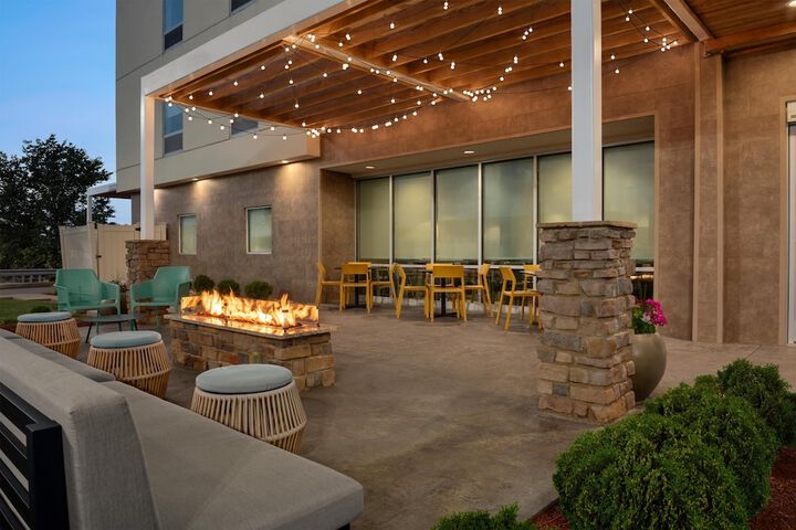 Home2 Suites by Hilton Bowling Green Hotel