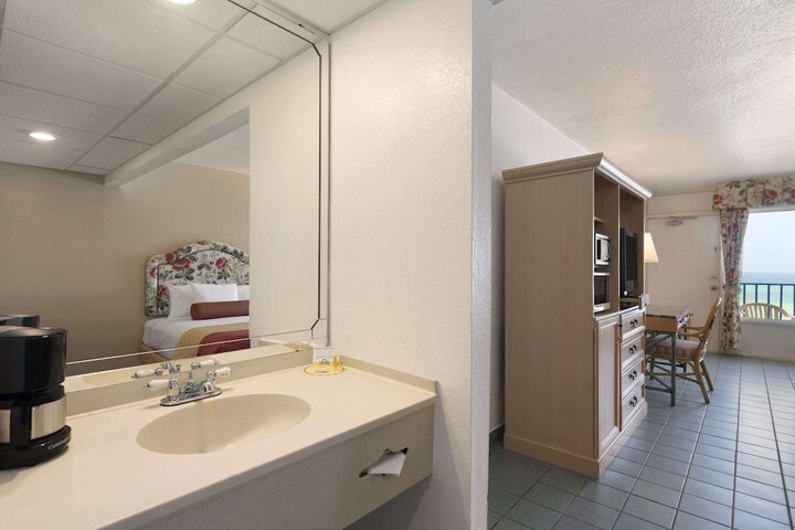 Room 40 of 98