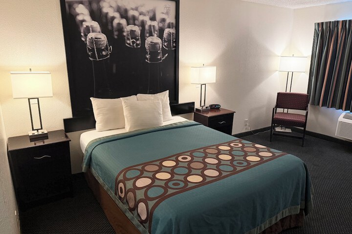 Super 8 by Wyndham Selma / Fresno Area