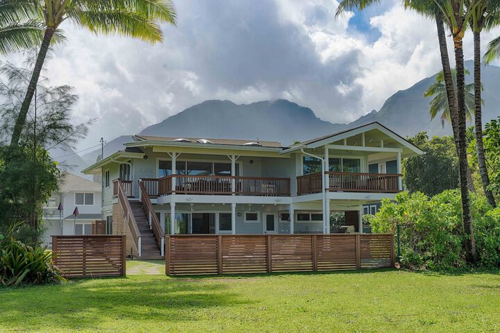 Hanalei Beachfront 3 Bedroom Home by RedAwning