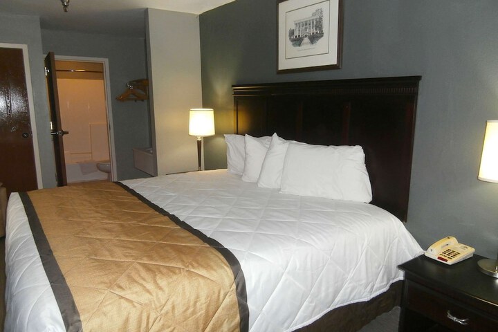 Room 5 of 12